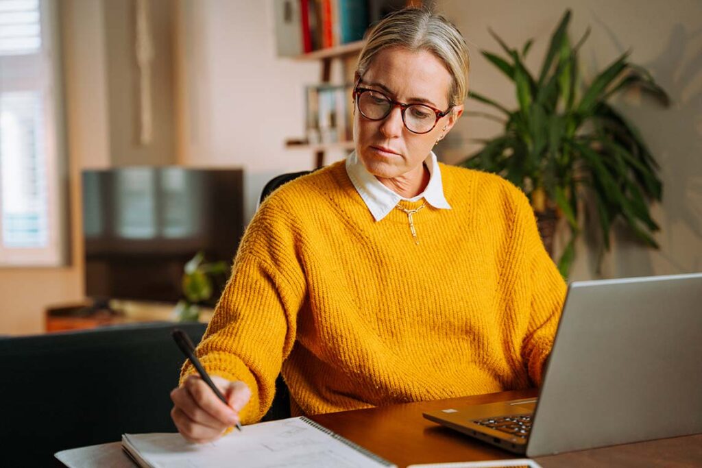 Imagen mujer estudiando